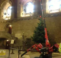 La minigru UNIC monta l’albero di Natale